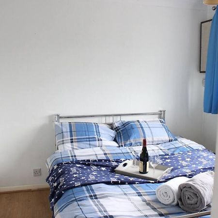 Private & Comfortable 2 Bedroom Home Away From Home Stanwell Bagian luar foto