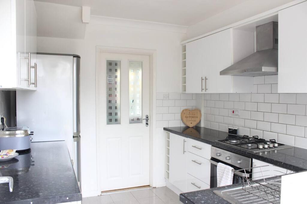 Private & Comfortable 2 Bedroom Home Away From Home Stanwell Bagian luar foto