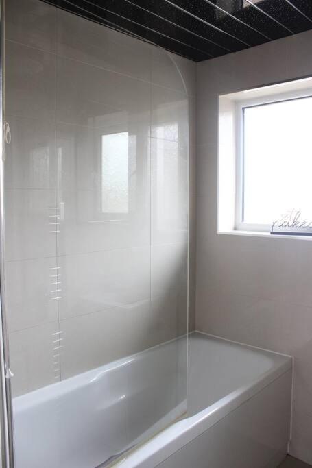Private & Comfortable 2 Bedroom Home Away From Home Stanwell Bagian luar foto