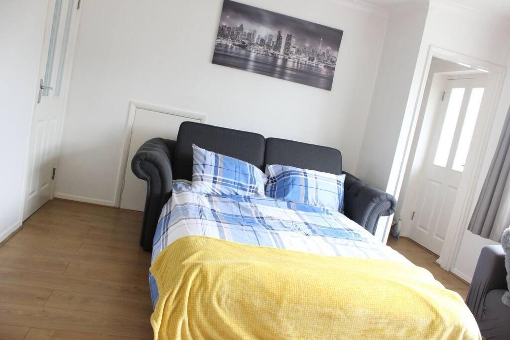 Private & Comfortable 2 Bedroom Home Away From Home Stanwell Bagian luar foto