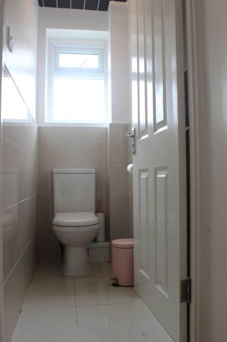 Private & Comfortable 2 Bedroom Home Away From Home Stanwell Bagian luar foto