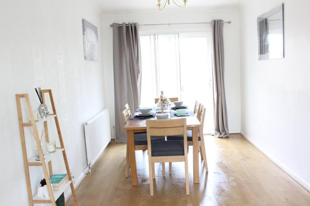 Private & Comfortable 2 Bedroom Home Away From Home Stanwell Bagian luar foto