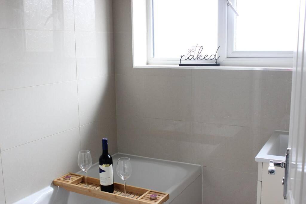 Private & Comfortable 2 Bedroom Home Away From Home Stanwell Bagian luar foto