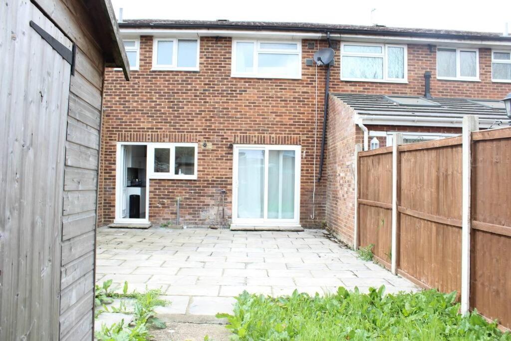 Private & Comfortable 2 Bedroom Home Away From Home Stanwell Bagian luar foto