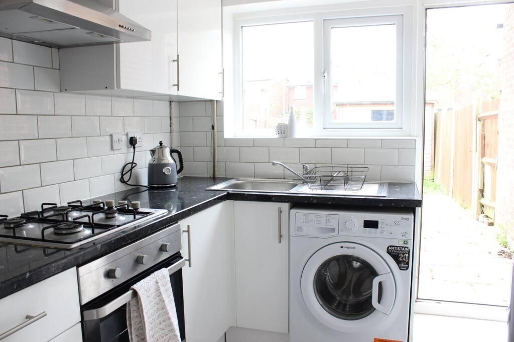 Private & Comfortable 2 Bedroom Home Away From Home Stanwell Bagian luar foto